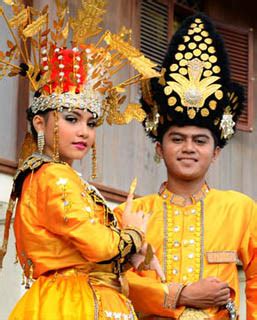 Gambar dan nama pakaian adat tradisional dari 34 provinsi di indonesia. 34 Pakaian Adat Indonesia : Gambar, Nama, Tabel, dan ...