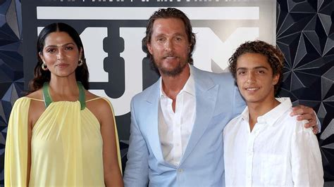 Matthew McConaughey con trai tặng Camila Alves 15 tuổi với tài khoản