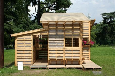 Im nachhinein fragt man sich, warum man so lange mit dem bau einer terrasse aus europaletten gewartet hat, wo sie doch so einfach und verhältnismäßig schnell umzusetzen w Bauen mit Paletten - Bilder und Anleitung für Anfänger