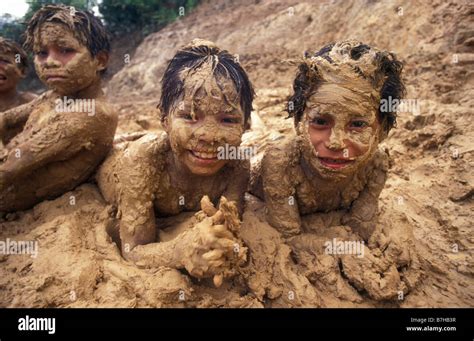 Mayoruna Indische Kinder Amazonasbecken Jungs Spielen Im Schlamm In
