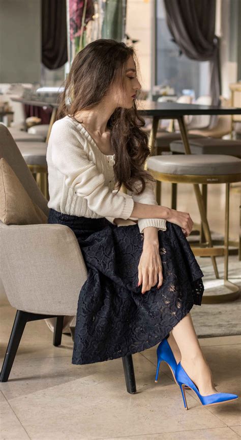 Chic And Comfortable Fall Sunday Brunch Outfit Brunette From Wall Street In 2020 Sunday