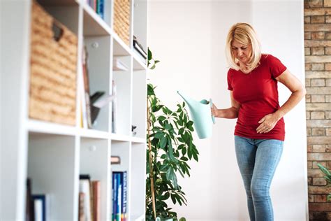 Adenomyosis is a medical condition characterized by the growth of cells that build up the inside of the uterus (endometrium) atypically located within the cells that put up the uterine wall (myometrium), as a result, thickening of the uterus occurs. Eierstockkrebs • Symptome meist erst im Spätstadium ...