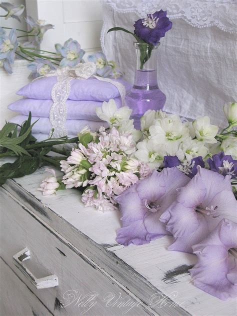 лилаво Vintage House Lavender Cottage Purple Flowers