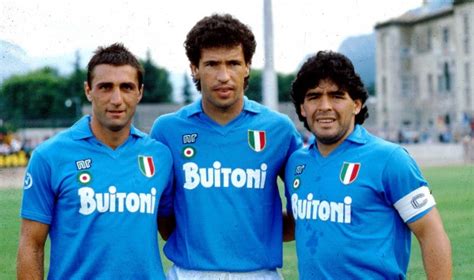 Bu durum da sadece oynadığı futbol ya da kazandırdığı kupalarla açıklanmıyor. SSC Napoli | 1986-1990 | Maradona Era - PES Stats Database