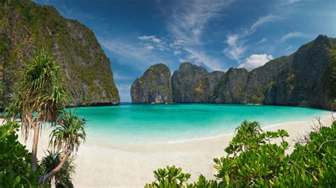 Guests at the saii phi phi island village can choose from a range of dining options offering local specialties, international delicacies, and seafood dishes. Phi Phi Island Village Beach Resort Thailand With Blue ...