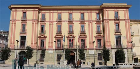 .e sul riparto del pnrr, sull'autonomia e i vincoli per le regioni e le loro aziende, sullo sviluppo dei fattori abilitanti e sulla progettazione organizzativa ed operative delle diverse missioni del pnrr. PNRR, lunedì Consiglio Provinciale allargato a sindaci ...