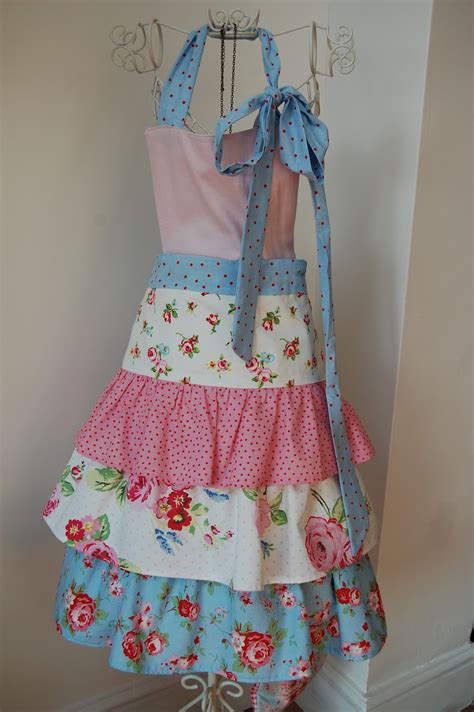 Pretty floral pattern with flowers of sweet peas. CRAFTY RED: Pretty Floral Apron