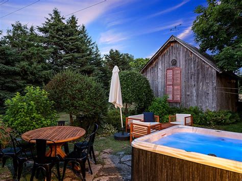 The Gem - Beautiful farmhouse with hot tub! - Home Rental in Prince Edward