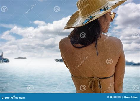 Muchacha Y Gafas De Sol Atractivas Hermosas En El Mar Tropical Foto De Archivo Imagen De