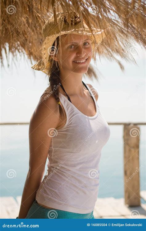 Gelukkig Jong Meisje In Wit Mouwloos Onderhemd Stock Foto Image Of Zand Heet