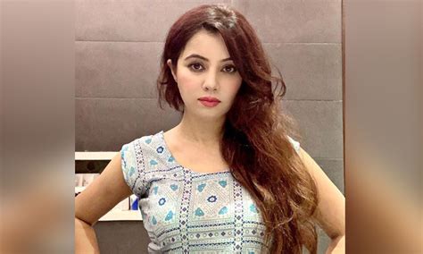 pakistani singer rabi pirzada quits showbiz her nude pics leaked online नग्न फोटो लिक झाल्यानं