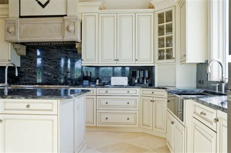 The kitchen thus becomes elegant to work at any time of the day. 7 Bold Backsplash Ideas For Your Boring White Kitchen