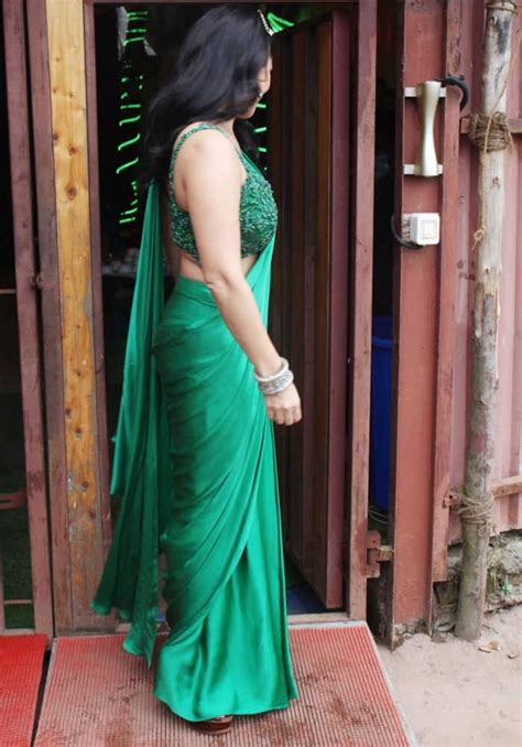 Sunny Leone Goes Sultry In Silky Green Saree And Bold Red Lips As She Waves At Paps In These