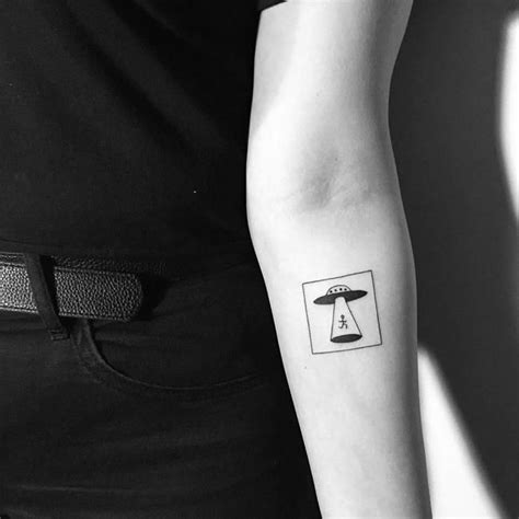 Yi Stropky 30 Schwarz Weiß Tattoo Modell Mit Minimalen Proben