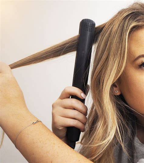 How To Curl Hair With A Straightener According To A Stylist Curl