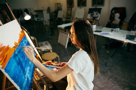 Mujer Artista Pintando Un Cuadro En Caballete Con Pinturas Al óleo En