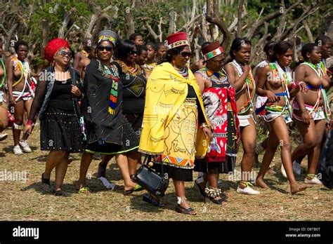 maidens and married women at the zulu reed dance at enyokeni palace nongoma south africa stock