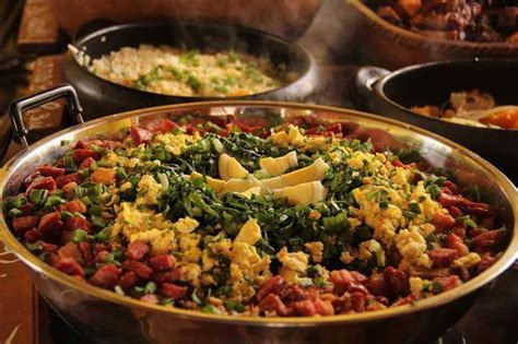 Uma boa carne de porco, um torresmo bem fritinho, couve e muito arroz branco: Receita de Feijão Tropeiro Mineiro em 2020 | Feijão ...