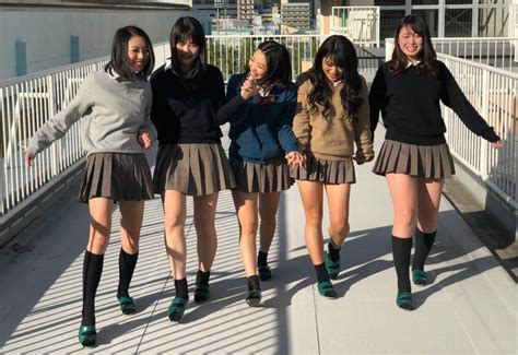 女子社員ミニスカート集合写真投稿画像