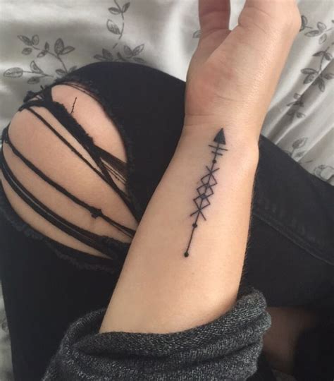 De 20+ bedste idéer inden for Side wrist tattoos på ...