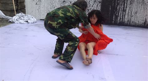 女艺术家在抗议性侵的表演中遭遇性侵 纽约时报中文网