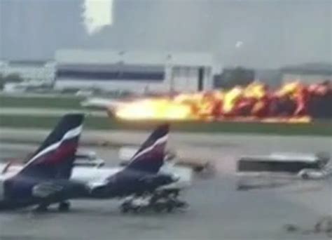 Pesawat Sukhoi Superjet 100 Terbakar Sebelum Mendarat Darurat Belasan