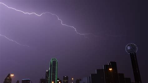 We are tracking that severe weather from dallas to chicago tonight dangerous thunderstorms. Severe thunderstorms move through Dallas-Fort Worth