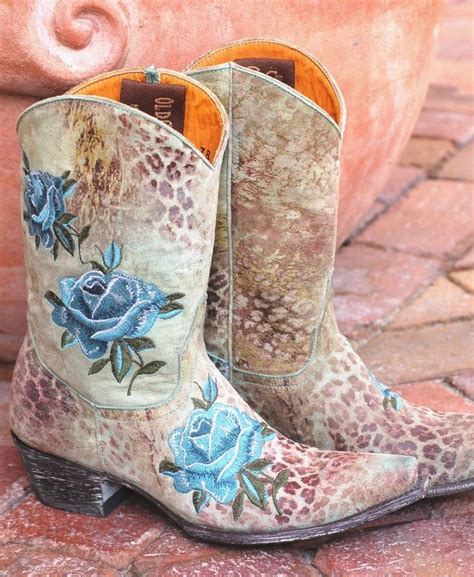 The desert rose works well indoors or outdoors, either in a pot call poison control or head to urgent care if you suspect your child ingested the plant. Épinglé par Magali Poisson sur Mode country | Bottes ...