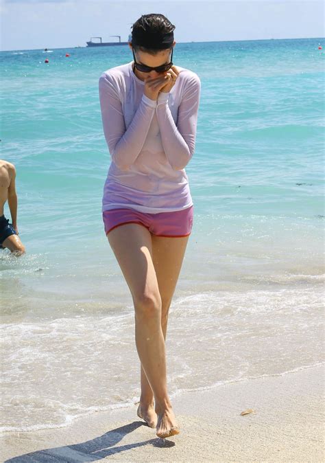 Vidéo Anne Hathaway intimidée se cacher pendant ses vacances à la plage à Miami le mars