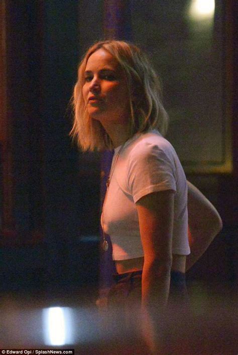 Jennifer Lawrence Flashes Her Flat Stomach In Crop Top In Nyc Daily
