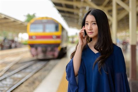 Retrato De Joven Bella Mujer Turista Asiática En La Estación De Tren Hua Lamphong En Bangkok
