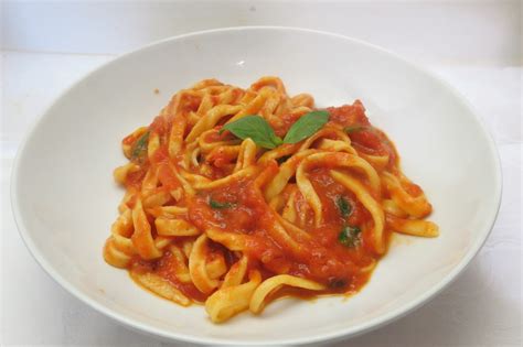 AI FORNELLI CON PASSIONE E FANTASIA SPAGHETTI ALLA CHITARRA CON SUGO MON AMOUR