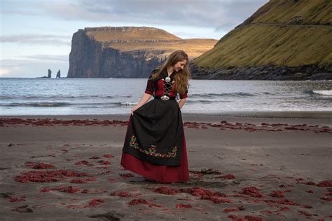 Woman from Faroe islands in national dress 🇫🇴 : r/FaroeIslands