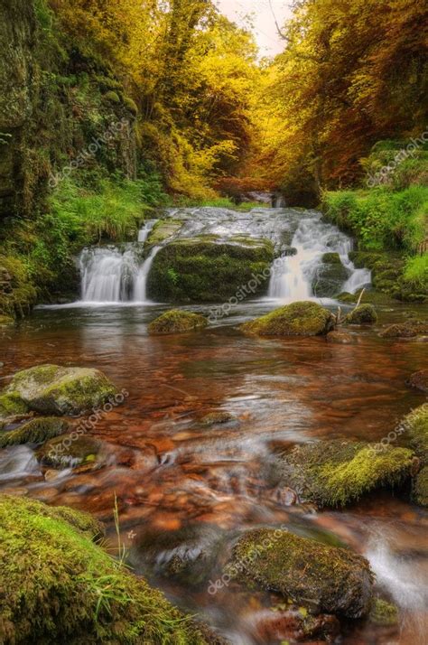 Waterfall Flowing Through Autumn Fall Forest Landscape — Stock Photo