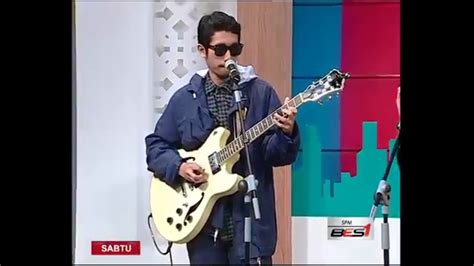 Blog lirik lagu ini tidak menyediakan sebarang link untuk download lagu mp3 * dari * samada dalam format mp3 atau sebarang format audio yang lain. Cover Mentera Semerah Padi by The Rascals. - YouTube