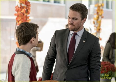 Oliver And Felicity Hold Hands For Star City S Thanksgiving Dedication On Arrow Photo 1124542
