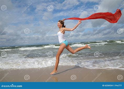 gelukkig jong meisje op het strand stock foto image of kleding actief 6256934