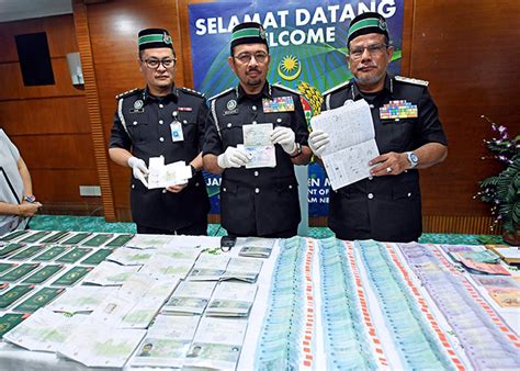 Ia menyediakan perkhidmatan kepada warganegara malaysia, penduduk tetap dan warganegara asing yang berkunjung ke malaysia. Sindiket penyeludupan manusia tumpas, imigresen cekup ...