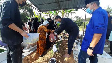 Rombongan mendarat di helipad bandara dhoho di kabupaten kediri, untuk mendengarkan paparan. Bekas Menteri Pembangunan Luar Bandar Dan Wilayah ...