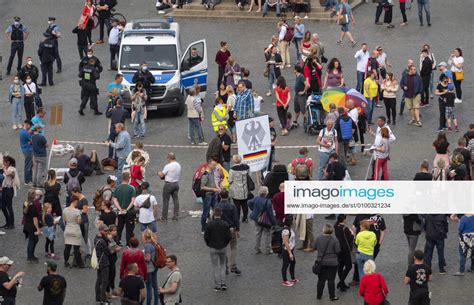 Todesfälle ist die zahl, wie sie dem rki übermittelt wurde, die differenz der todesfälle zum vortag ist im dashboard unter corona.rki.de veröffentlicht. Erfurt, Demonstration gegen die Corona-Maßnah | IMAGO