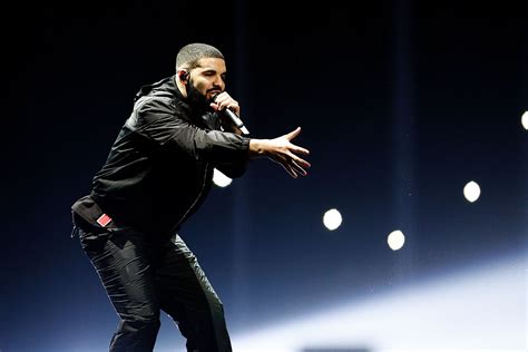 Drake Stopped His Concert To Call Out A Guy Groping Women At His Show Glamour