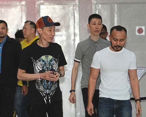 Lee began to learn badminton at the age of 11, when his father, who liked to play the game, brought him to the badminton hall. Lee Chong Wei tin tưởng Kento Momota vượt qua bi kịch để ...