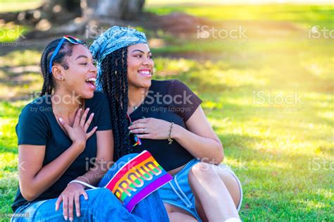 Photo Libre De Droit De Jeunes Lesbiennes Afroaméricaines Sembrassant