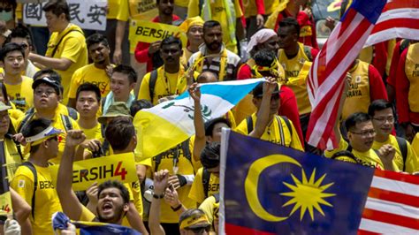 Thousands Of Protesters Gather In Kuala Lumpur Demanding Malaysian Pm Najib Razaks Resignation