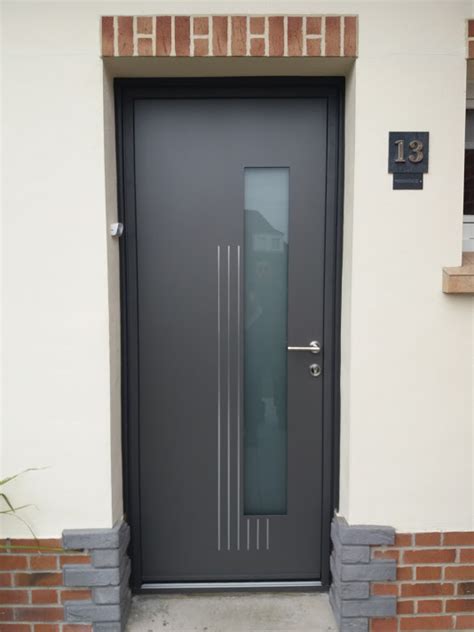 Les portes d'entrée k•line sont équipées en série du meilleur de la technologie isolante. Pose d'une porte d'entrée en aluminium de chez KLINE ...