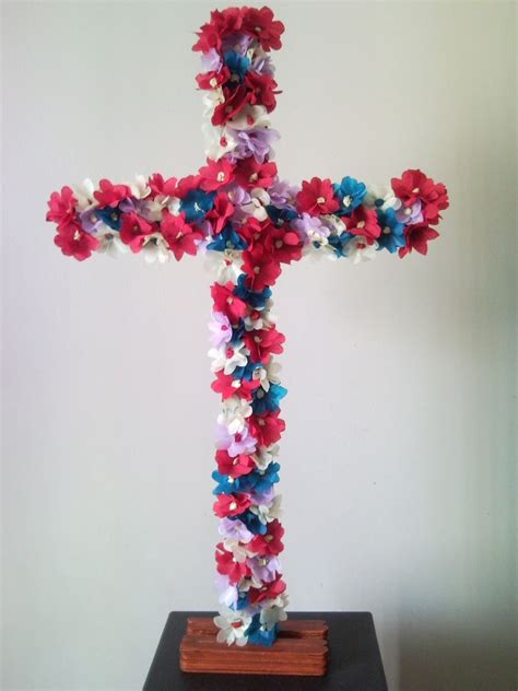 Todos los amigos y familiares se reunían en torno a estos altares. Arte y Deseo: La fiesta de la Cruz de Mayo