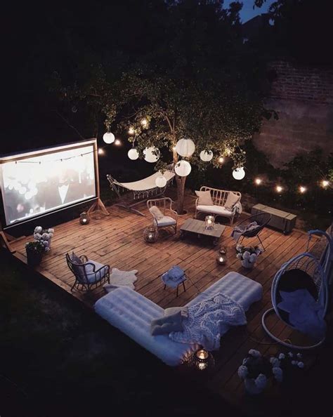 20 Cool Backyard Movie Theaters For Outdoor Entertaining Backyard