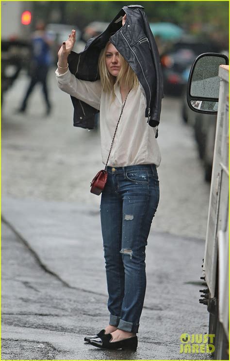 Dakota Fanning Tries To Hail Cab While Hiding From Nyc Rain Photo