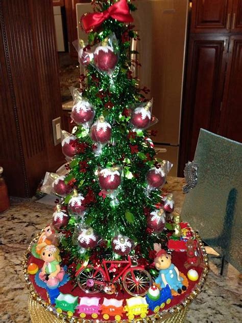 In this tutorial i demonstrate how to create these pretty one serve christmas tree cakes using a 104 tip and some white chocolate ganache. Christmas Cake Pop Tree - cake by caymanancy - CakesDecor