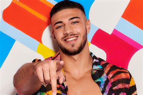 tommy fury fans in hysterics as awkward love island camera shot exposes his ‘tiny legs